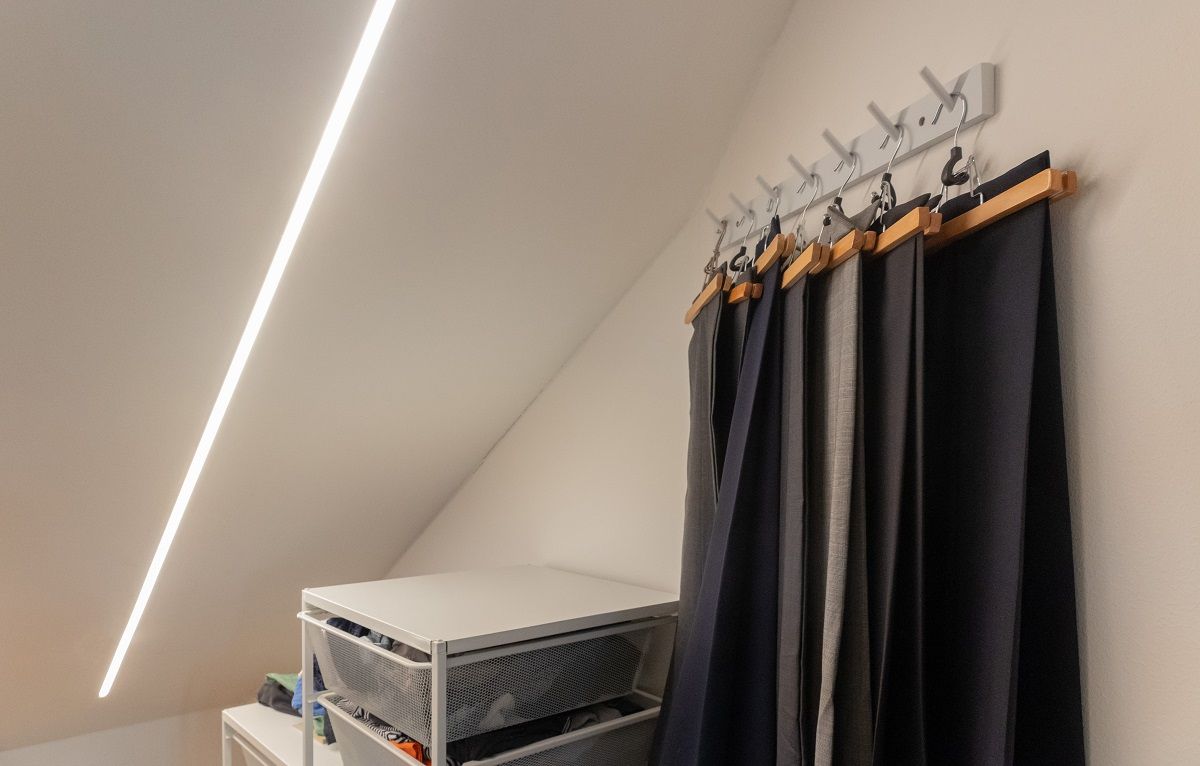 Nell'illuminazione degli armadi, la luce uniforme è fornita da una striscia LED in un profilo di alluminio. Il profilo di alluminio è incassato in una scanalatura larga 15 mm, in modo che il fascio luminoso sia a filo con la superficie del soffitto.